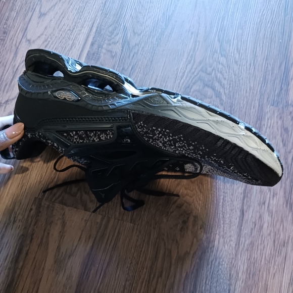 Like New! Creation Waveknit 2 Running Shoe - Picture 8 of 11